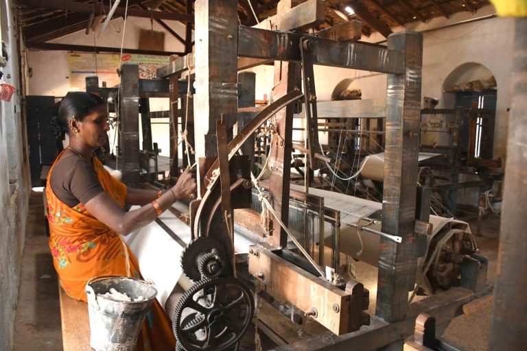 ರಾಷ್ಟ್ರಧ್ವಜ ತಯಾರಿಕೆಯ ಗರಗ ಕ್ಷೇತ್ರೀಯ ಸೇವಾ ಸಂಘಕ್ಕೆ 2023 ರ ಮಹಾತ್ಮ ಗಾಂಧಿ ಸೇವಾ ಪ್ರಶಸ್ತಿ ಪ್ರಕಟ bengaluru 3