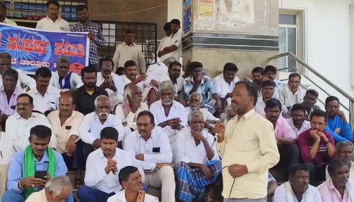 ಅಂತ್ಯಸಂಸ್ಕಾರ ನಡೆಸಲು ಜಾಗ ಕೊಡಿ: ದಲಿತ ಸಂಘರ್ಷ ಸಮಿತಿಯಿಂದ ಪ್ರತಿಭಟನೆ h d kote