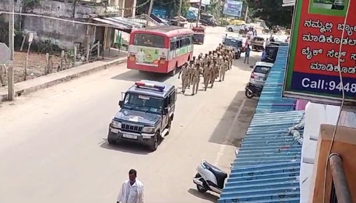 ಹೆಚ್.ಡಿ.ಕೋಟೆ: ಈದ್ ಮೀಲಾದ್ ಹಾಗೂ ಗೌರಿ-ಗಣೇಶ ಹಬ್ಬ ಹಿನ್ನೆಲೆ ಪೊಲೀಸರಿಂದ ಪಥ ಸಂಚಲನ h d kote