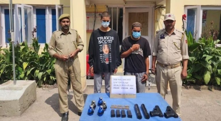 ಜಮ್ಮು ಮತ್ತು ಕಾಶ್ಮೀರದಲ್ಲಿ ಇಬ್ಬರು ಲಷ್ಕರ್ ಕಾರ್ಯಕರ್ತರ ಬಂಧನ: ಶಸ್ತ್ರಾಸ್ತ್ರ ವಶ jammu kashmeer