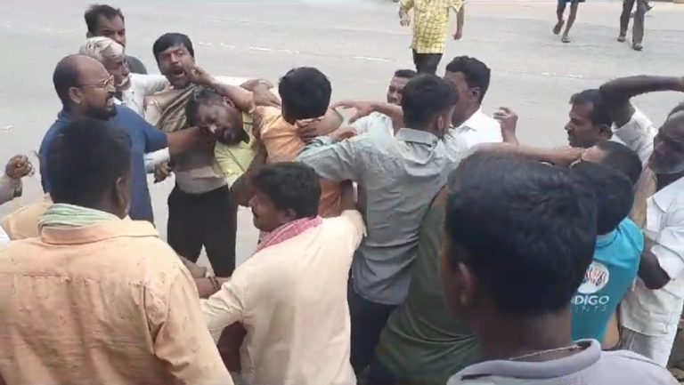 ಗೃಹ ಸಚಿವರ ಕ್ಷೇತ್ರದಲ್ಲೇ ದಲಿತ ಗ್ರಾ.ಪಂ. ಸದಸ್ಯನಿಗೆ ಮೇಲ್ಜಾತಿಯ ಶಿಕ್ಷಕ ಮತ್ತು ಗುಂಪಿನಿಂದ ಹಿಗ್ಗಾಮುಗ್ಗಾ ಥಳಿತ! koratagere