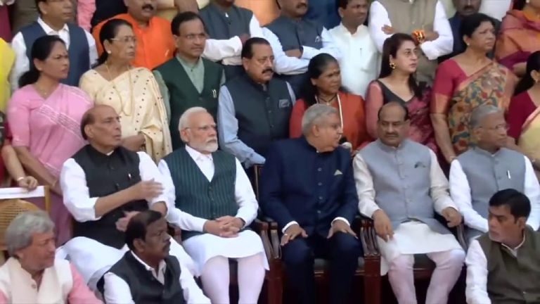 ಹಳೆ ಸಂಸತ್ ಭವನದಲ್ಲಿ ಸಂಸದರ ಮೆಗಾ ಫೋಟೋಶೂಟ್ navadehali