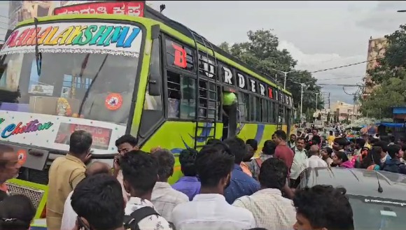 ಓವರ್ ಲೋಡ್, ಓವರ್ ಸ್ಫೀಡ್: ಬಸ್ಸಿನ ಮೇಲಿದ್ದ ಜನರನ್ನು ಇಳಿಸಿದ ಕೊರಟಗೆರೆ ಸಬ್ ಇನ್ ಸ್ಪೆಕ್ಟರ್ ಚೇತನ್ ಕುಮಾರ್ thumakuru