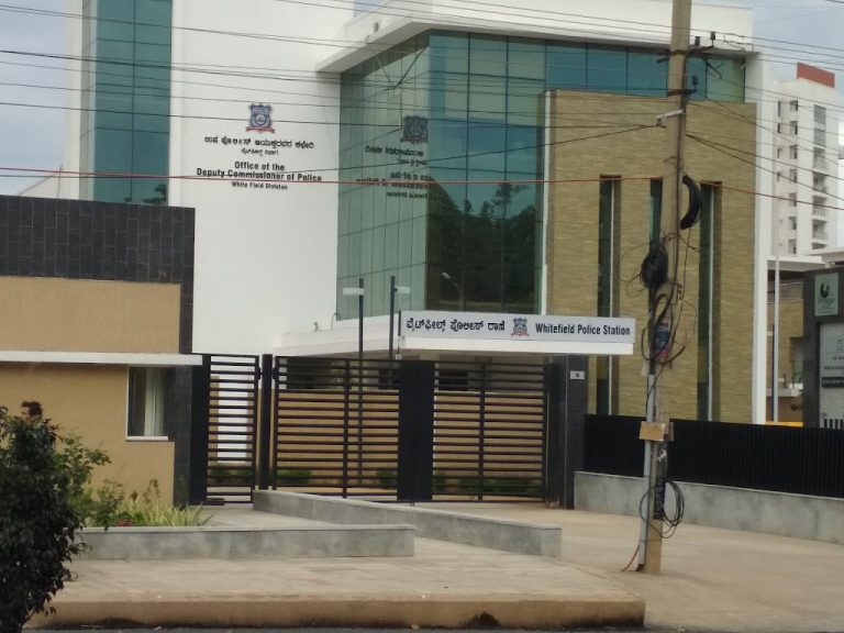 ಪಾರ್ಸೆಲ್ನಲ್ಲಿ ಡ್ರಗ್ಸ್ ಪೂರೈಕೆ ಶಂಕೆ : ಗೋದಾಮುಗಳಲ್ಲಿ ಪೊಲೀಸರ ಶೋಧ white filed