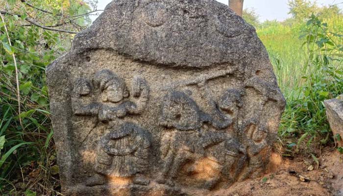 “ಬುಕ್ಕಪಟ್ಟಣದಲ್ಲಿ ಅಪ್ರಕಟಿತ ಕುಮಾರರಾಮನ ಸ್ಮಾರಕಶಿಲ್ಪ ಪತ್ತೆ” kumararam sculpture