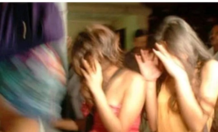 ವೇಶ್ಯಾವಾಟಿಕೆ ಅಡ್ಡೆಯ ಮೇಲೆ ಪೊಲೀಸರ ದಾಳಿ: ಯುವತಿಯರ ರಕ್ಷಣೆ bengaluru 2