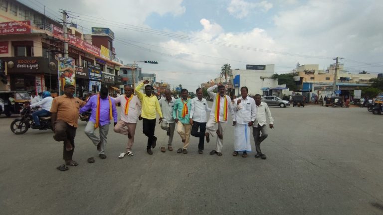 ಕಾವೇರಿ ತೀರ್ಪು: ಒಂಟಿ ಕಾಲಿನ ಮೇಲೆ ನಿಂತು ರಾಜ್ಯದ ಪರ ಆದೇಶ ಬರಲೆಂದ ಹೋರಾಟಗಾರರು chamarajanagara