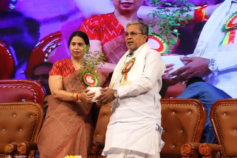 ಹಿರಿಯ ಜೀವಗಳ ಮನಸ್ಸನ್ನು ನೋಯಿಸದೆ ಚೆನ್ನಾಗಿ ನೋಡಿಕೊಳ್ಳಿ: ಸಚಿವೆ ಲಕ್ಷ್ಮೀ ಹೆಬ್ಬಾಳ್ಕರ್ lakshmi hebbalkar