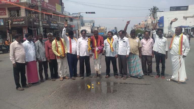 ಕಾವೇರಿ ಕಾವು: ಮಹಾಲಯ ಅಮಾವಾಸ್ಯೆ ದಿನದಂದು ನೀರು, ಹೂ ಬಿಟ್ಟು ಪ್ರತಿಭಟನೆ protest 2