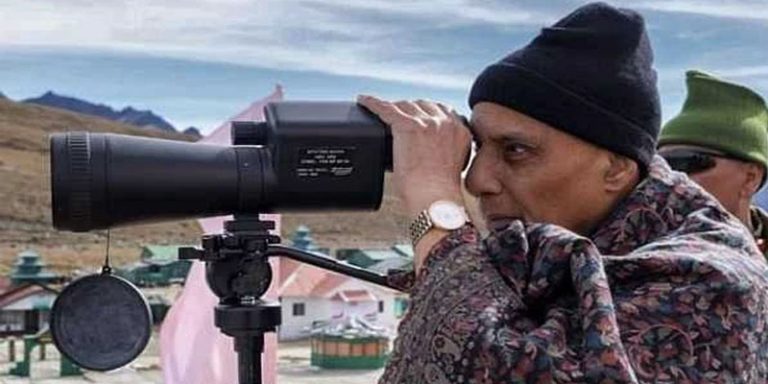 ವಿಜಯದಶಮಿ ಹಿನ್ನೆಲೆಯಲ್ಲಿ ಸೈನಿಕರೊಂದಿಗೆ ವಿಜಯದಶಮಿ ಆಚರಿಸಿದ ರಕ್ಷಣಾ ಸಚಿವ ರಾಜನಾಥ್ ಸಿಂಗ್ rajanath singh