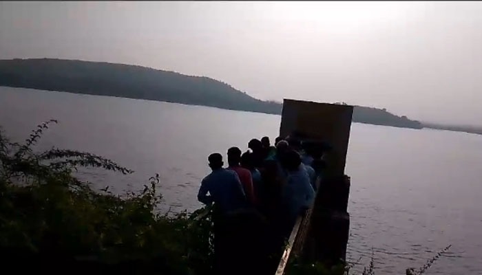 ಚಾಲಕನ ನಿಯಂತ್ರಣ ತಪ್ಪಿ ಕೆರೆಗೆ ಬಿದ್ದ ಕಾರು: ಒಂದೇ ಕುಟುಂಬದ ಮೂವರು ಸಾವು thumakuru