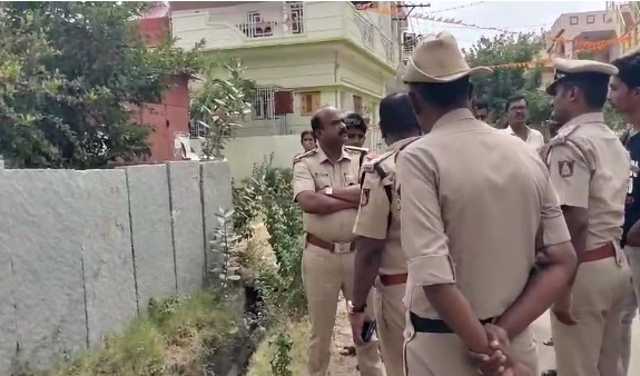 ಪೊಲೀಸ್ ಸಿಬ್ಬಂದಿ ಮನೆಗೆ ಹಾಡಹಗಲೇ ನುಗ್ಗಿ ಚಿನ್ನಾಭರಣ ದೋಚಲು ಯತ್ನ: ಇಬ್ಬರು ಅರೆಸ್ಟ್ thumkuru