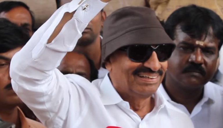 ಹುಲಿ ಚರ್ಮ ಬಣ್ಣದ ಶಾಲು ಧರಿಸಿ ವಾಟಾಳ್ ವಿನೂತನ ಪ್ರತಿಭಟನೆ vatal nagaraj