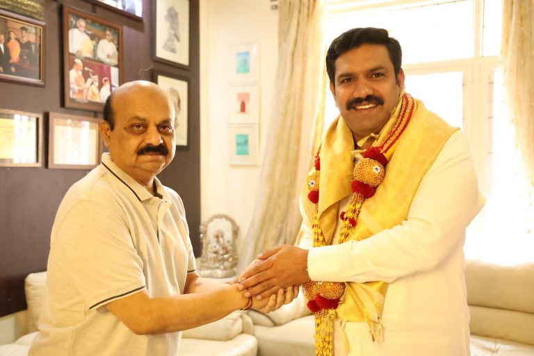 ಬಸವರಾಜ ಬೊಮ್ಮಾಯಿ ಅವರ ಆಶೀರ್ವಾದ ಪಡೆದ ವಿಜಯೇಂದ್ರ bommayi & vijayendra