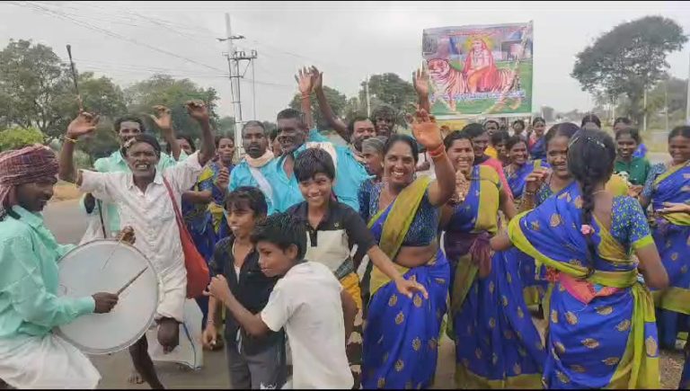 ಮಾದಪ್ಪನ ಬೆಟ್ಟಕ್ಕೆ ಪಾದಾಯಾತ್ರಿಗಳ ದಂಡು: ತಮಟೆ ಸದ್ದಿಗೆ ಕುಣಿದ ಮಹಿಳೆಯರು!! chamarajanagara