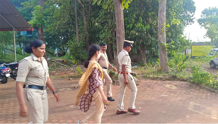 ಬಟ್ಟೆ ಅಂಗಡಿ ಹಾಕಿಸಿಕೊಡುವುದಾಗಿ ವಂಚನೆ: ಪೊಲೀಸರಿಂದ ಚೈತ್ರಾ ವಿಚಾರಣೆ chitra