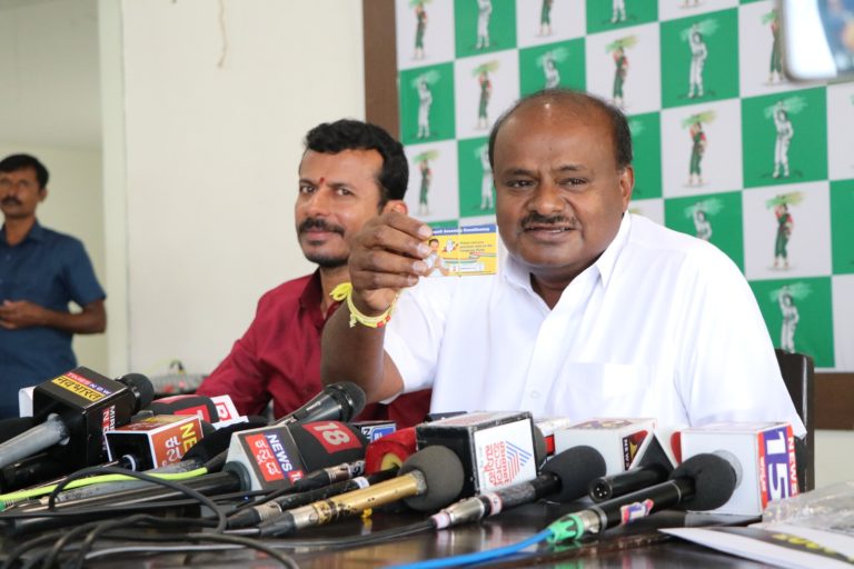 ಇವರು ಸಮಾಜವಾದಿನಾ? ಎಂದು ಪ್ರಶ್ನಿಸಿದ ಹೆಚ್.ಡಿ. ಕುಮಾರಸ್ವಾಮಿ kumaraswami