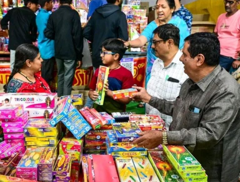 ಪಟಾಕಿ ಖರೀದಿಗೆ ಮುಗಿಬಿದ್ದ ಜನ: ಕಿಲೋಮೀಟರ್ ಗಟ್ಟಲೇ ವಾಹನ ದಟ್ಟಣೆ pataki