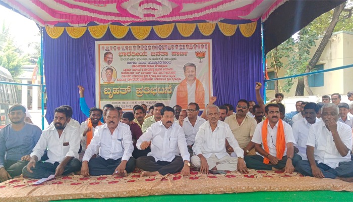 ಜೂಜು ಅಡ್ಡೆಯ ಮೇಲೆ ಪೊಲೀಸ್ ದಾಳಿ ವೇಳೆ ವ್ಯಕ್ತಿ ಸಾವು: ಮಾಜಿ ಶಾಸಕ ಮಸಾಲ ಜೈರಾಮ್ ನೇತೃತ್ವದಲ್ಲಿ ಬೃಹತ್ ಪ್ರತಿಭಟನೆ thuruvekere