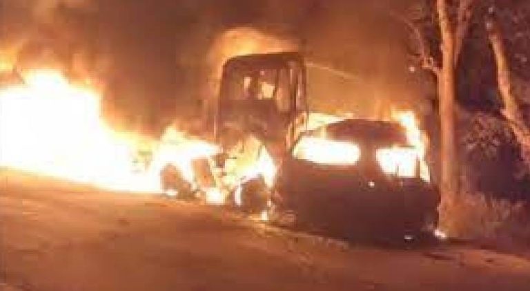 ಅಪಘಾತದಲ್ಲಿ ಹೊತ್ತಿ ಉರಿದ ಕಾರು: ಕಾರಿನಲ್ಲಿದ್ದ ಎಂಟು ಮಂದಿ ಸಜೀವ ದಹನ accident