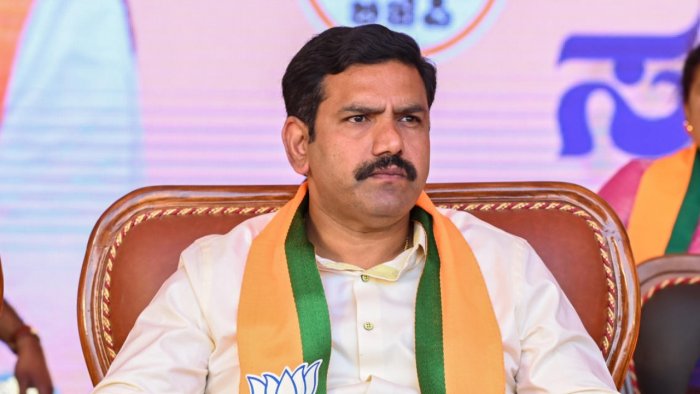 ರೈತರಿಗೆ ಪರಿಹಾರ ಕೊಡುವ ಪ್ರಾಮಾಣಿಕತೆ ಕಾಂಗ್ರೆಸ್ ಸರಕಾರಕ್ಕೆ ಇಲ್ಲ: ಬಿ.ವೈ. ವಿಜಯೇಂದ್ರ b y vijayendra