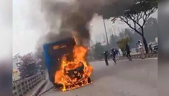 ನಿಂತಿದ್ದ ಬಸ್ ಗೆ ವೇಗವಾಗಿ ಬಂದ ಕಾರು ಡಿಕ್ಕಿ: ಕಾರಿಗೆ ಹೊತ್ತಿಕೊಂಡ ಬೆಂಕಿ bengaluru