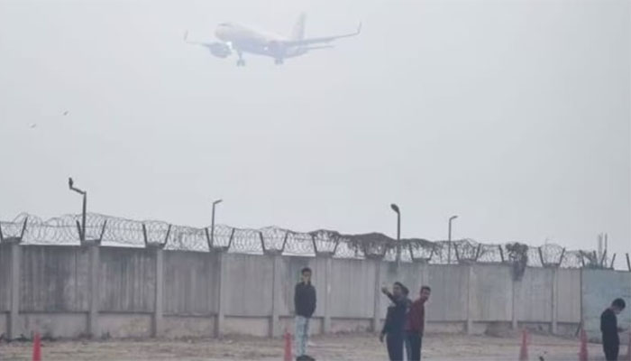 ದೆಹಲಿಯಲ್ಲಿ ದಟ್ಟ ಮಂಜಿನಿಂದಾಗಿ ವಿಮಾನ ಸೇವೆಗೆ ತೊಂದರೆ! delhi