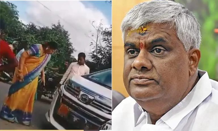 ಬೈಕ್ ಸವಾರನಿಗೆ ಆವಾಜ್ ಹಾಕಿದ ಪ್ರಕರಣ: ಭವಾನಿ ಪರ ಮಾತಾಡುತ್ತಲೇ ವಿಷಾದ ವ್ಯಕ್ತಪಡಿಸಿದ ರೇವಣ್ಣ h d revanna