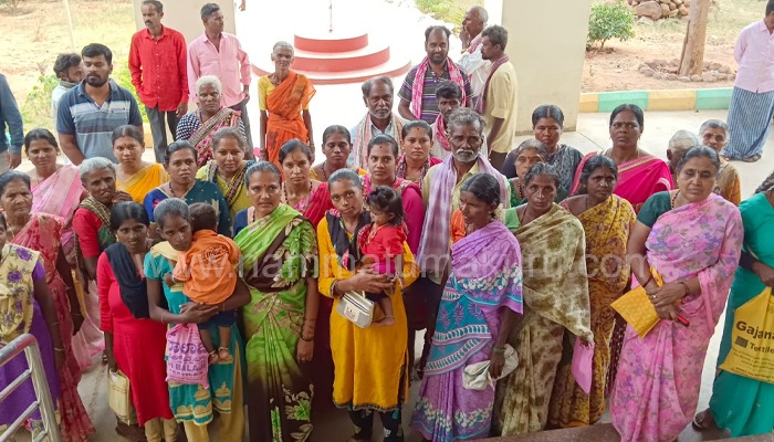 ನಿವೇಶನ ಹಾಗೂ ಸ್ಮಶಾನಕ್ಕಾಗಿ ತಹಶೀಲ್ದಾರ್ ಗೆ ಒತ್ತಾಯ korategere