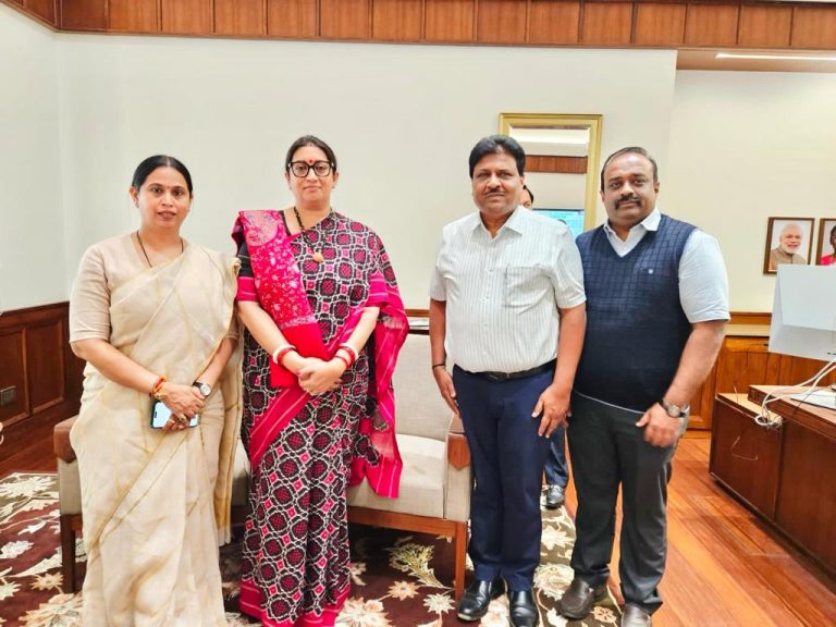 ಸ್ಮೃತಿ ಇರಾನಿ ಅವರನ್ನು ಭೇಟಿಯಾದ ಸಚಿವೆ ಲಕ್ಷ್ಮೀ ಹೆಬ್ಬಾಳಕರ್: ಕೇಂದ್ರ ಪುರಸ್ಕೃತ ಯೋಜನೆಗಳ ಅನುದಾನ ಬಿಡುಗಡೆಗೆ ಕೋರಿಕೆ lakshmee hebbalkar & smruthi irani