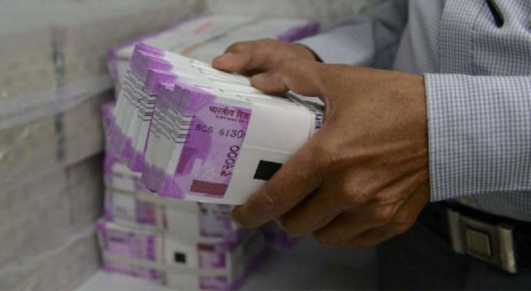 97.26 ಪ್ರತಿಶತ ಮರಳಿದೆ: ಇನ್ನೂ 9760 ಕೋಟಿ ರೂಪಾಯಿ ಮೌಲ್ಯದ 2000 ರೂಪಾಯಿ ನೋಟುಗಳು ಜನರ ಬಳಿ ಇದೆ: ಆರ್. ಬಿ. ಐ money