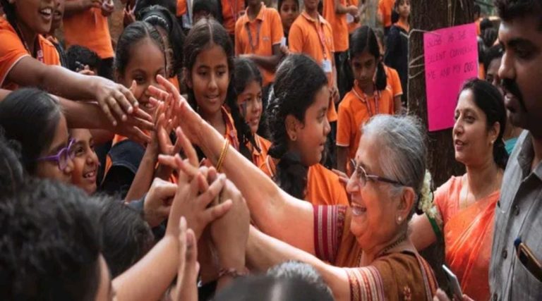 ಕಾರ್ಯಕ್ರಮವೊಂದರಲ್ಲಿ ಸಾಕುನಾಯಿ ಗೋಪಿ ಮೂರ್ತಿ ಜತೆ ಸುಧಾಮೂರ್ತಿ ಭಾಗಿ sudhamoorthi