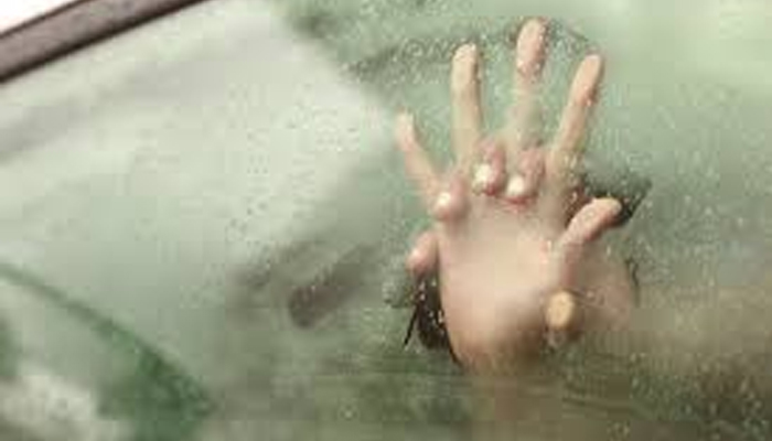 ಉದ್ಯಾನವೊಂದರ ಬಳಿ ಕಾರಿನಲ್ಲೇ ಕಾಮತೃಷೆ ತೀರಿಸಲು ಮುಂದಾದ ಜೋಡಿ: ಪ್ರಕರಣ ದಾಖಲು car