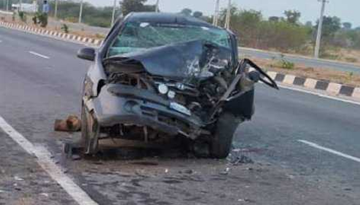 ಸೇತುವೆಗೆ ಕಾರು ಡಿಕ್ಕಿ: ಮೂರು ಪುಟ್ಟ ಮಕ್ಕಳು ಸೇರಿ ನಾಲ್ವರ ದುರ್ಮರಣ chithradhurga