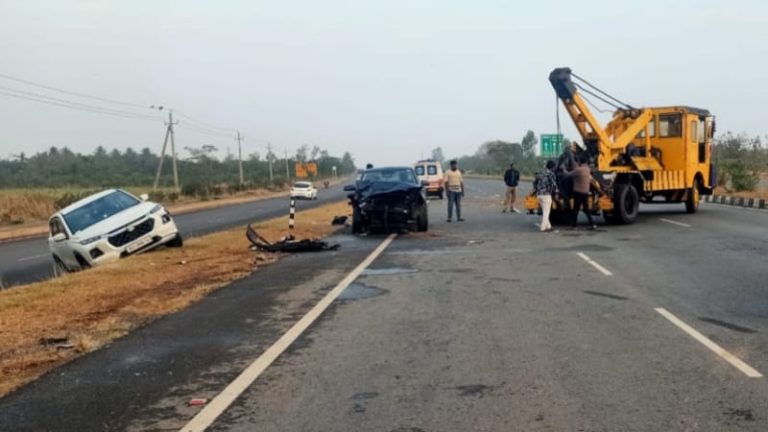 ಎರಡು ಕಾರು, ಲಾರಿ ಮಧ್ಯೆ ಸರಣಿ ಅಪಘಾತ: ನಾಲ್ವರು ದುರ್ಮರಣ hubballi