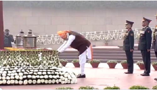 75ನೇ ಗಣರಾಜ್ಯೋತ್ಸವ ಸಂಭ್ರಮ: ಹುತಾತ್ಮ ಯೋಧರಿಗೆ ನಮನ ಸಲ್ಲಿಸಿದ ಪ್ರಧಾನಿ ಮೋದಿ modhi