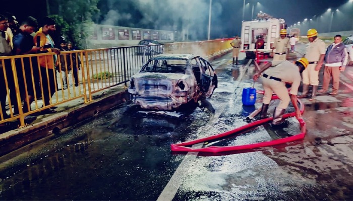 ಚಲಿಸುತ್ತಿದ್ದ ಕಾರು ಸುಟ್ಟು ಭಸ್ಮ: ಪ್ರಾಣಪಾಯದಿಂದ ಪ್ರಯಾಣಿಕರು ಪಾರು thumakuru 2