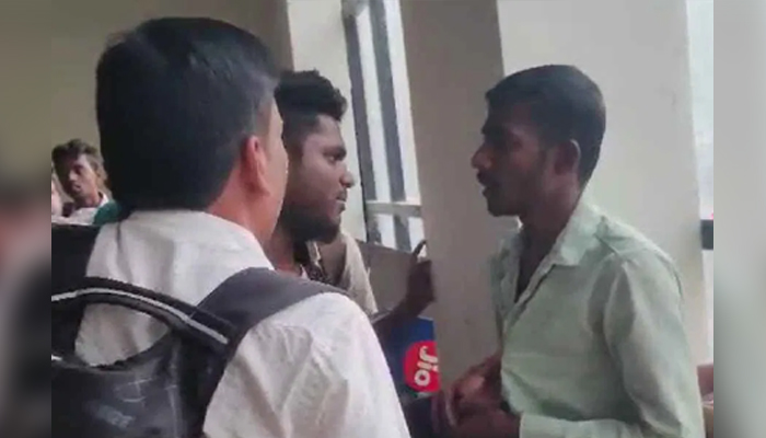 ವಿದ್ಯಾರ್ಥಿನಿಯನ್ನು ಚುಡಾಯಿಸಿದ ವಿದ್ಯಾರ್ಥಿ: ಸಾರ್ವಜನಿಕರಿಂದ ಧರ್ಮದೇಟು chikkaballapur