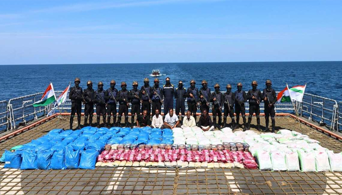 ಗುಜರಾತ್ ಕರಾವಳಿಯಲ್ಲಿ 3,300 ಕೆಜಿ ಮೆತ್, ಚರಸ್ ವಶ: ಭಾರತೀಯ ನೌಕಾಪಡೆಯ ಭರ್ಜರಿ ಕಾರ್ಯಾಚರಣೆ gujarath karavali