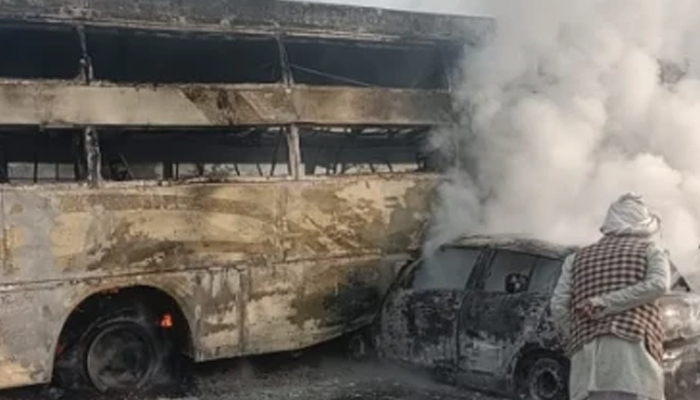 ಕಾರು ಹಾಗೂ ಬಸ್ ಡಿಕ್ಕಿ: ಕಾರಿನಲ್ಲಿದ್ದ ಐವರು ಸುಟ್ಟು ಕರಕಲು mathura