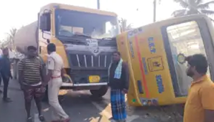 ಶಾಲಾ ಮಕ್ಕಳಿದ್ದ ಮಿನಿ ಬಸ್ ಗೆ ಟ್ಯಾಂಕರ್ ಡಿಕ್ಕಿ: ರಸ್ತೆಯಲ್ಲಿ ಮಿನಿ ಬಸ್ ಉರುಳಿ ಬಿದ್ದ ಮಿನಿ ಬಸ್ mysore 2