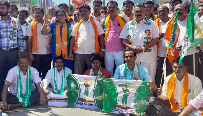 “ಪಾಕಿಸ್ತಾನ ಜಿಂದಾಬಾದ್” ಘೋಷಣೆ ವಿರುದ್ಧ ಪ್ರತಿಭಟನೆ ನಡೆಸಿದ ಬಿಜೆಪಿ-ಜೆಡಿಎಸ್ ಕಾರ್ಯಕರ್ತರು protest