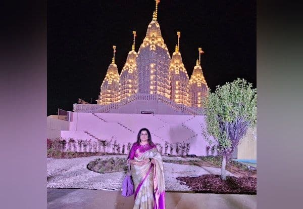 ಅಬುಧಾಬಿಯ ಮೊದಲ ಹಿಂದೂ ದೇವಾಲಯ ಮುಂಭಾಗ ನಮ್ಮ ಕರ್ನಾಟಕ ನಟಿ, ಸಂಸದೆ ಸುಮಲತಾ ಅಂಬರೀಷ್ sumalatha ambareesh