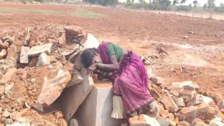 ಪೂರ್ವಜರ ಕಾಲದ ಸಮಾಧಿಗಳನ್ನು ಹೊಡೆದು ಹಾಕಿದ ವ್ಯಕ್ತಿ: ಗ್ರಾಮಸ್ಥರಿಂದ ಪ್ರತಿಭಟನೆ madhugiri