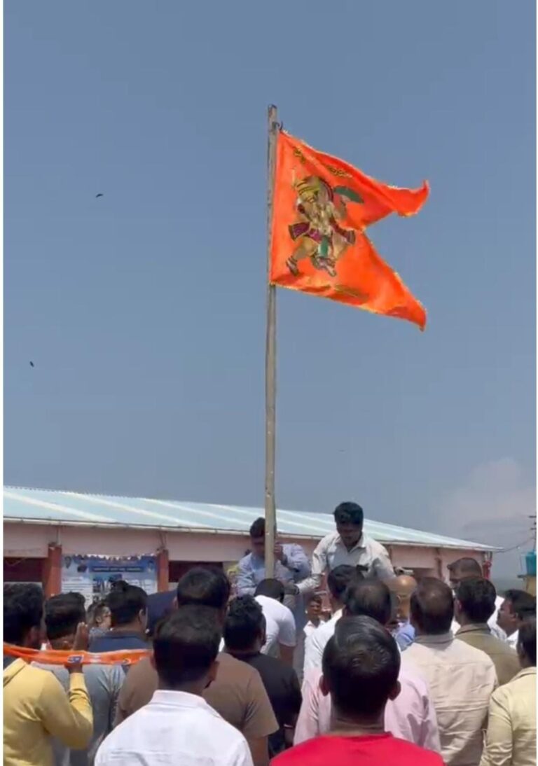 ಹನುಮ ಧ್ವಜ ತೆರವು ಮಾಡಿದ್ದ ಸ್ಥಳದಲ್ಲೇ ಹನುಮ ಧ್ವಜವನ್ನು ಹಾರಿಸಿದ ಬಿಜೆಪಿ ಸಂಸದ ಅನಂತ್ ಕುಮಾರ್ ಹೆಗಡೆ sarvakar board