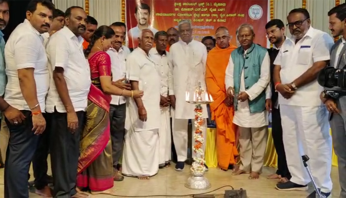 ಡಾ.ಮೋಹನ್ ಎನ್.ಎಸ್. ಅವರ ‘ರೈತರೇ ಆರೋಗ್ಯವಂತರಾಗಿ’ ಕೃತಿ ಲೋಕಾರ್ಪಣೆ shrinivas prasad