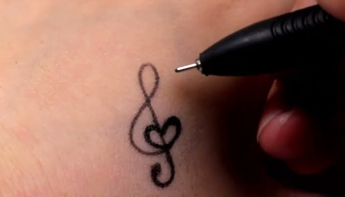 ಹಾಕಬಾರದ ಜಾಗದಲ್ಲಿ ಟ್ಯಾಟೂ ಹಾಕಿಸಿದ ಯುವತಿ: ಈ ಥರ ಹುಚ್ಚು ಇರಬಾರದು ಎಂದ ನೆಟ್ಟಿಗರು tatoo