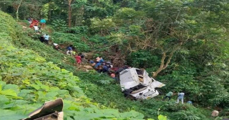 ಕಂದಕ್ಕೆ ಬಿದ್ದ ಪ್ರವಾಸಿ ವಾಹನ: ಮಗು ಸಹಿತ 3 ಮಂದಿ ದಾರುಣ ಸಾವು thamilunadu