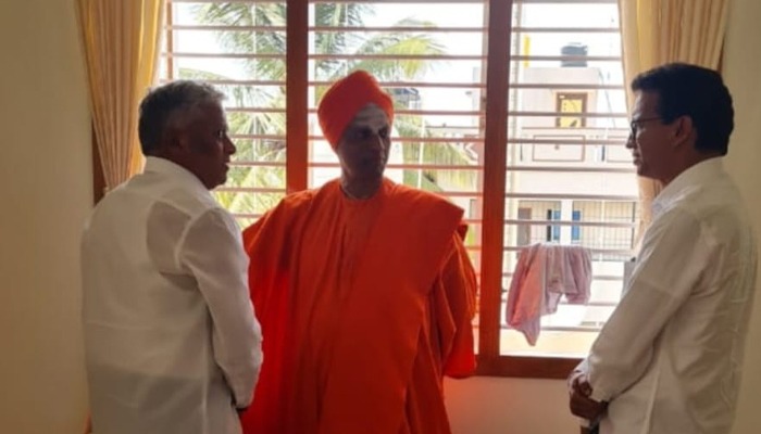 ಸಿದ್ದಗಂಗಾ ಮಠದಲ್ಲಿ ಸ್ವಾಮೀಜಿಯೊಂದಿಗೆ ಬಿಜೆಪಿ ಅಭ್ಯರ್ಥಿ ವಿ.ಸೋಮಣ್ಣ ಗೌಪ್ಯ ಮಾತುಕತೆ! thumakuru 2