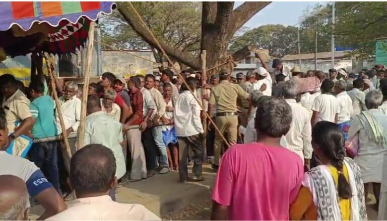 ಕೊಬ್ಬರಿ ಖರೀದಿ ಪ್ರಕ್ರಿಯೆ ನೋಂದಣಿಗೆ ರೈತರಿಂದ ನೂಕು ನುಗ್ಗಲು: ಹಗಲು ರಾತ್ರಿ ಎನ್ನದೆ ಕ್ಯೂನಲ್ಲಿ ನಿಲ್ಲುತ್ತಿರುವ ರೈತರು thumakuru 2